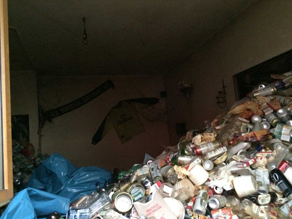 Wohnraum in Dreieich vor der Messie-Räumung: stark vermülltes Zimmer