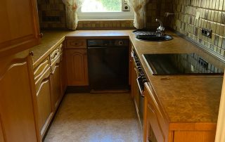 Wohnungsauflösung, Entrümpelung, geräumte Wohnung mit Teppich Entfernung Bad-Soden